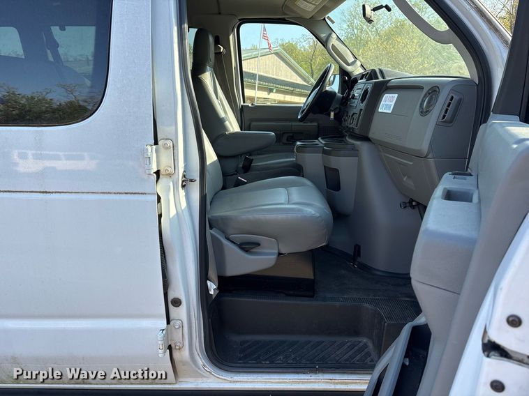 image for item OB9664 2013 Ford E350 Super Duty XL van