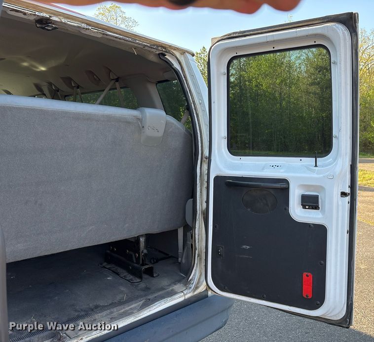 image for item OB9664 2013 Ford E350 Super Duty XL van