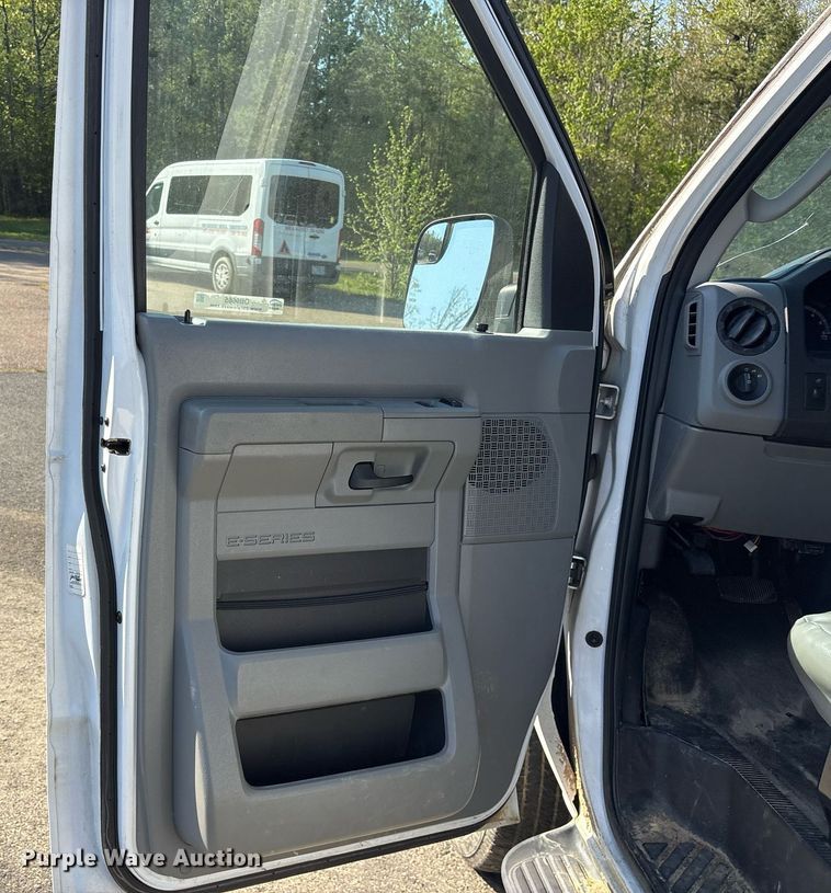image for item OB9665 2013 Ford E350 Super Duty XL van