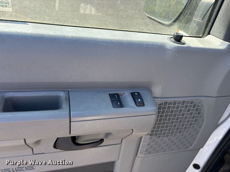 image for item OB9665 2013 Ford E350 Super Duty XL van