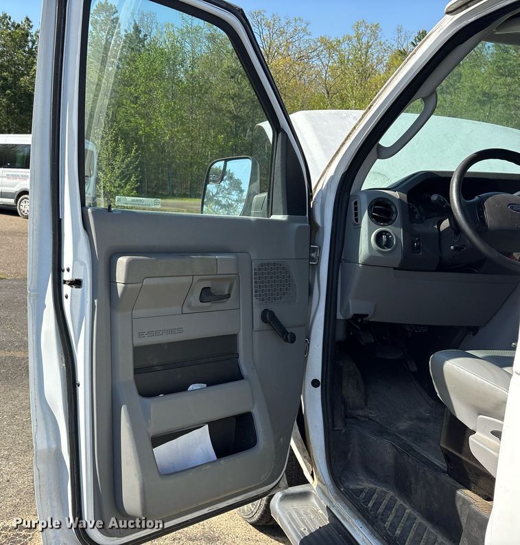 image for item OB9666 2014 Ford E350 Super Duty XL van