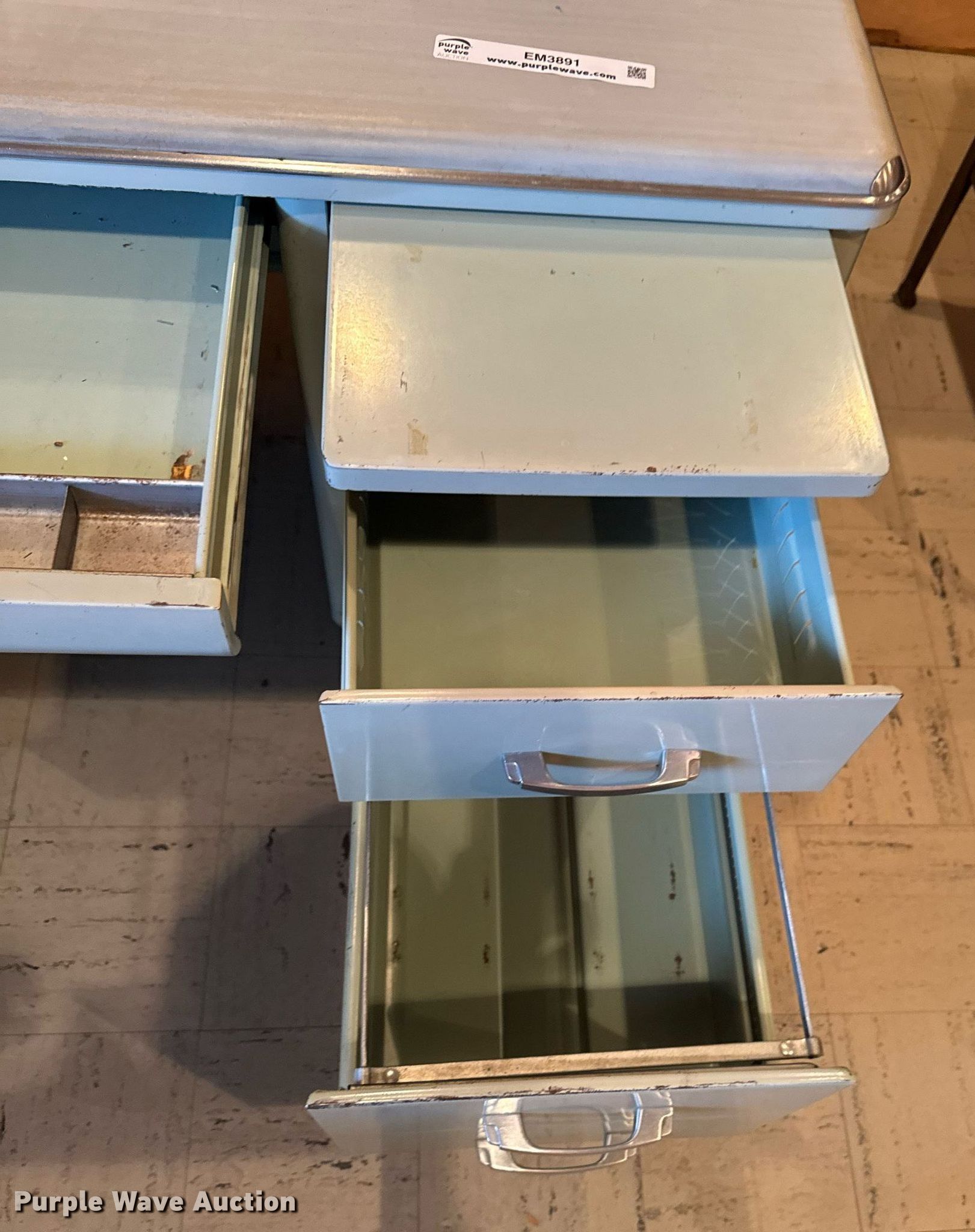 Invincible desk in Anita, IA | Item EM3891 sold | Purple Wave