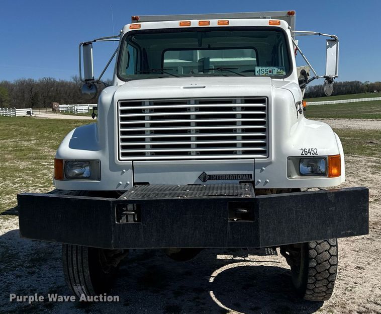 image for item DE2152 2001 International 4900 feed mixer truck