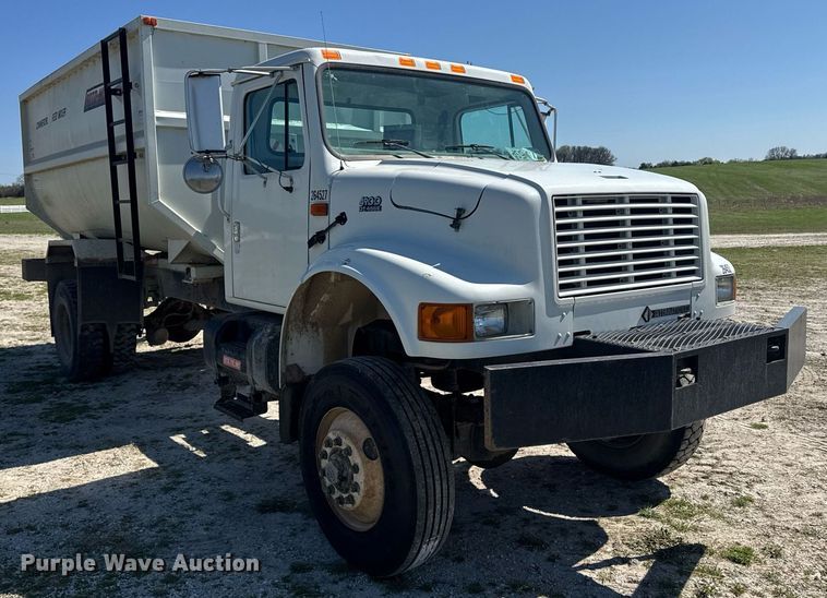 image for item DE2152 2001 International 4900 feed mixer truck