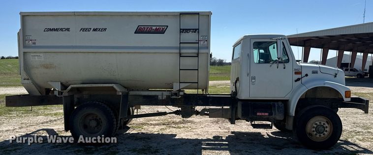 image for item DE2152 2001 International 4900 feed mixer truck