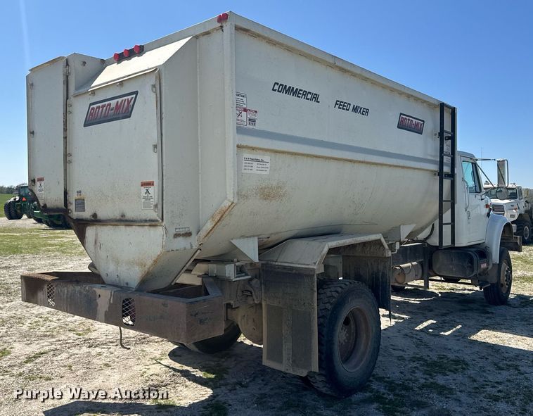 image for item DE2152 2001 International 4900 feed mixer truck