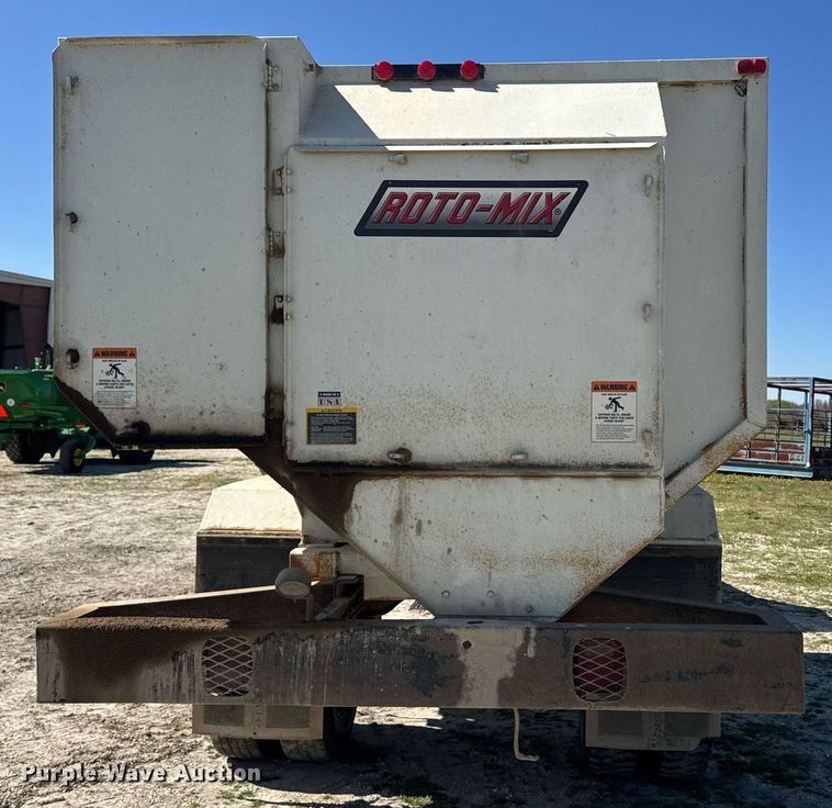 image for item DE2152 2001 International 4900 feed mixer truck