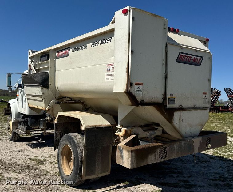image for item DE2152 2001 International 4900 feed mixer truck