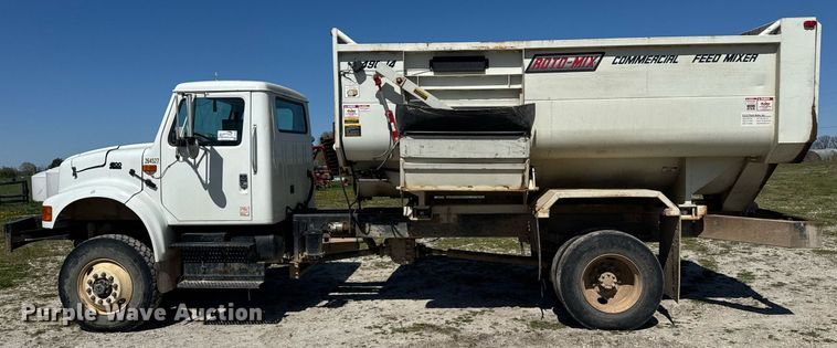 image for item DE2152 2001 International 4900 feed mixer truck