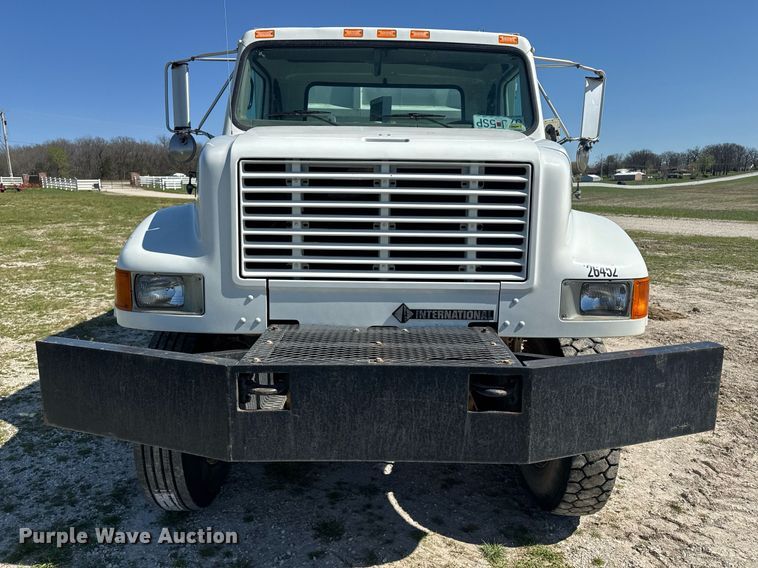 image for item DE2152 2001 International 4900 feed mixer truck