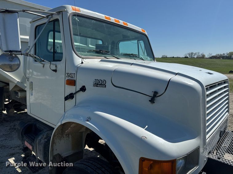 image for item DE2152 2001 International 4900 feed mixer truck