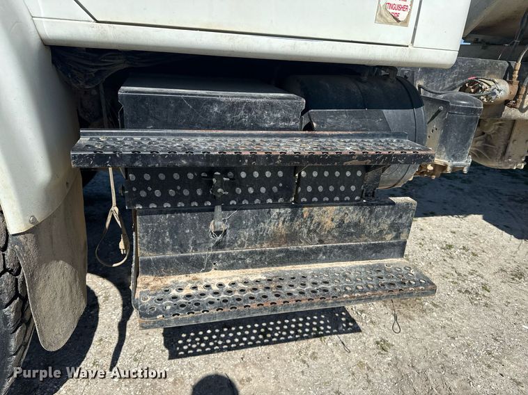 image for item DE2152 2001 International 4900 feed mixer truck