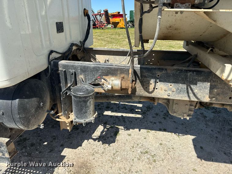 image for item DE2152 2001 International 4900 feed mixer truck