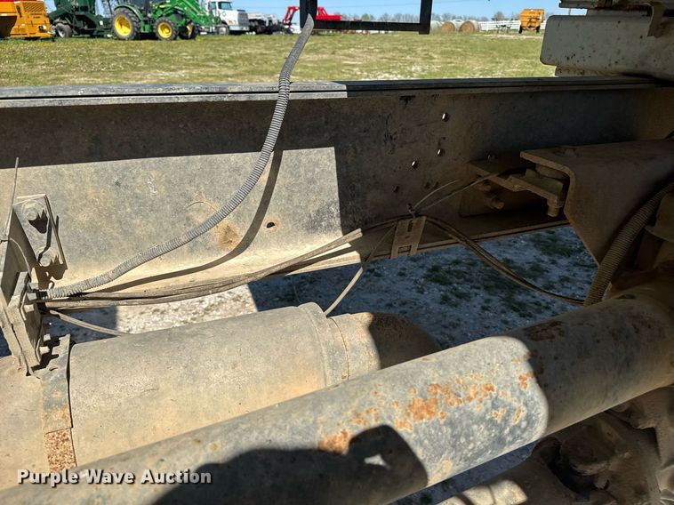 image for item DE2152 2001 International 4900 feed mixer truck