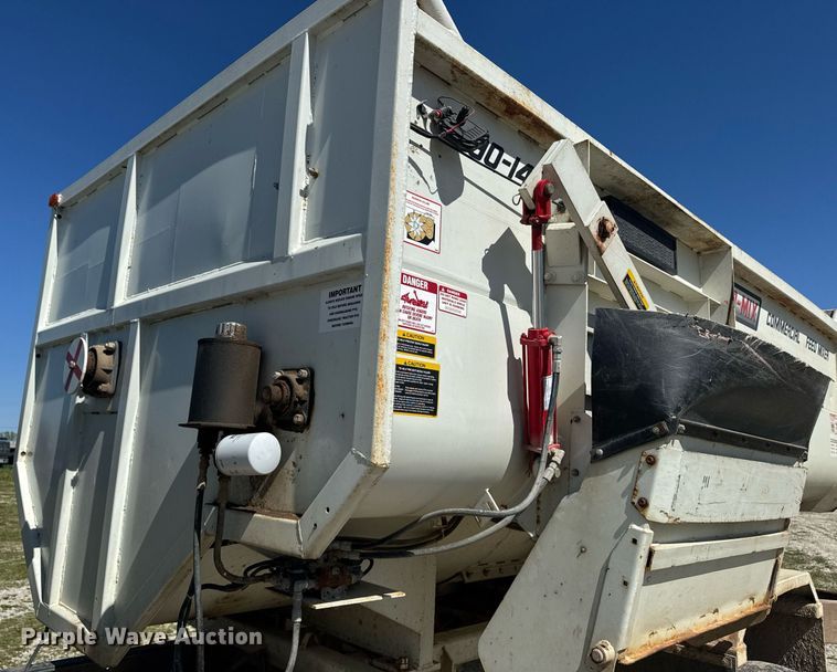 image for item DE2152 2001 International 4900 feed mixer truck