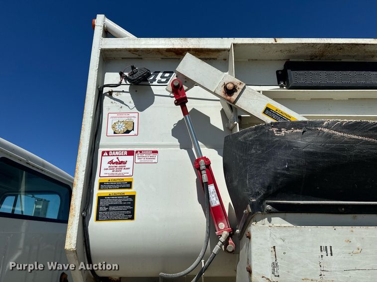 image for item DE2152 2001 International 4900 feed mixer truck