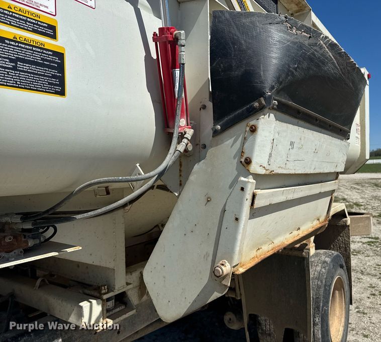 image for item DE2152 2001 International 4900 feed mixer truck