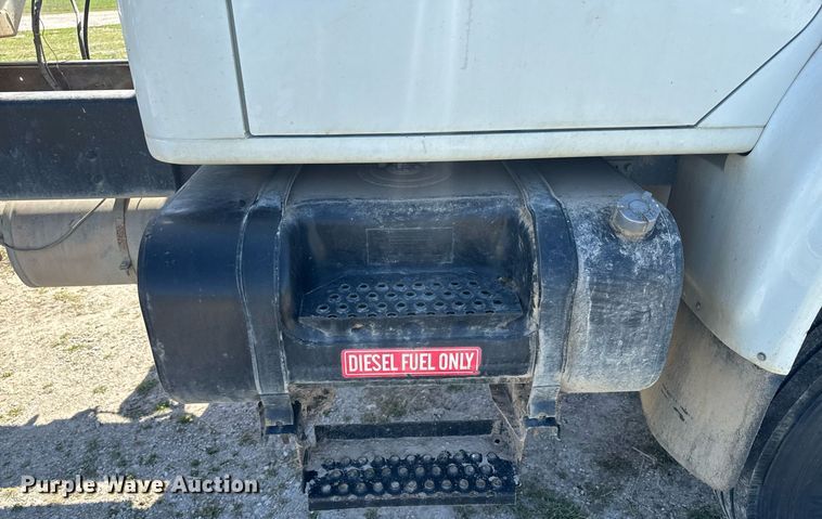 image for item DE2152 2001 International 4900 feed mixer truck