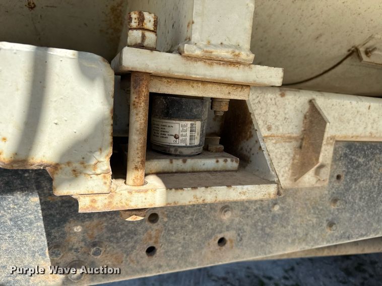 image for item DE2152 2001 International 4900 feed mixer truck