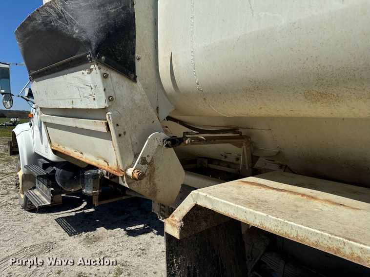 image for item DE2152 2001 International 4900 feed mixer truck