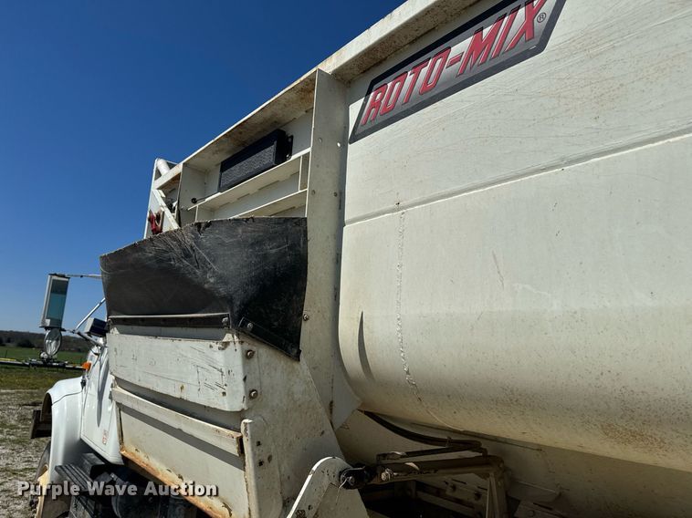 image for item DE2152 2001 International 4900 feed mixer truck