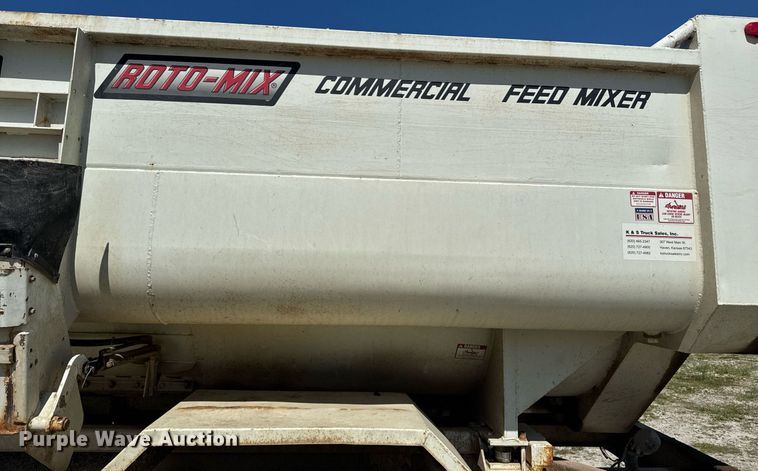 image for item DE2152 2001 International 4900 feed mixer truck