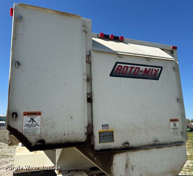 image for item DE2152 2001 International 4900 feed mixer truck