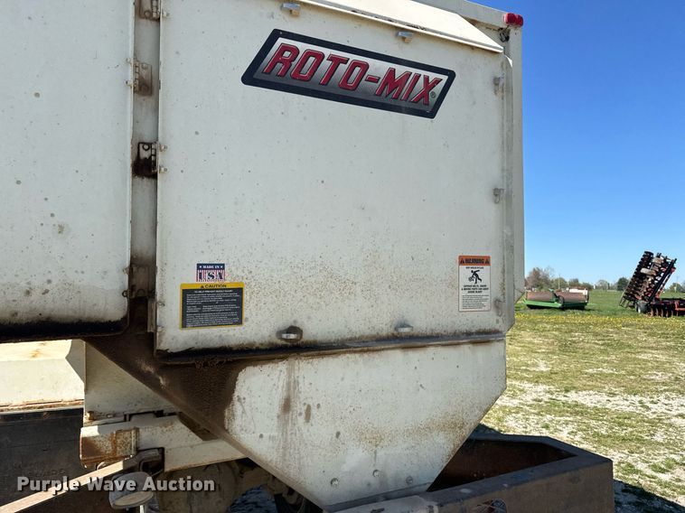 image for item DE2152 2001 International 4900 feed mixer truck