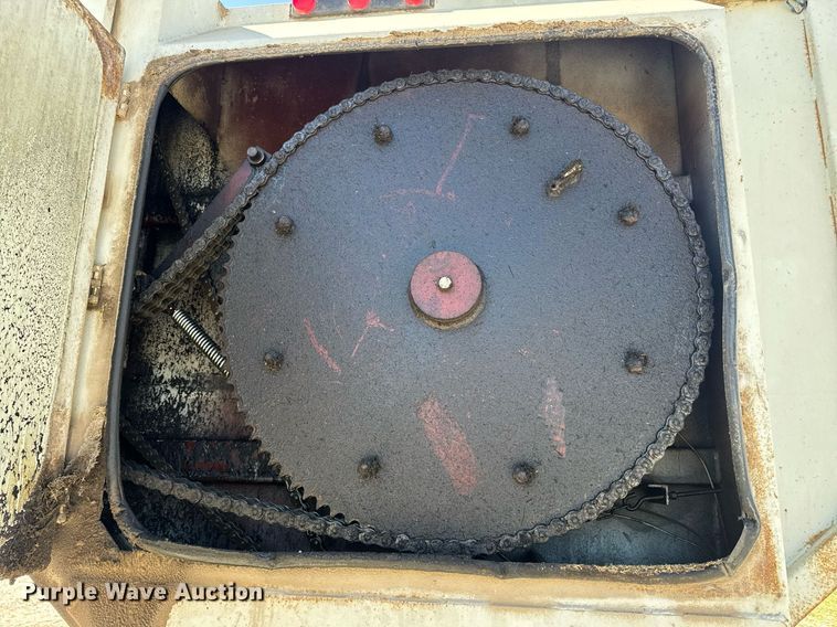 image for item DE2152 2001 International 4900 feed mixer truck