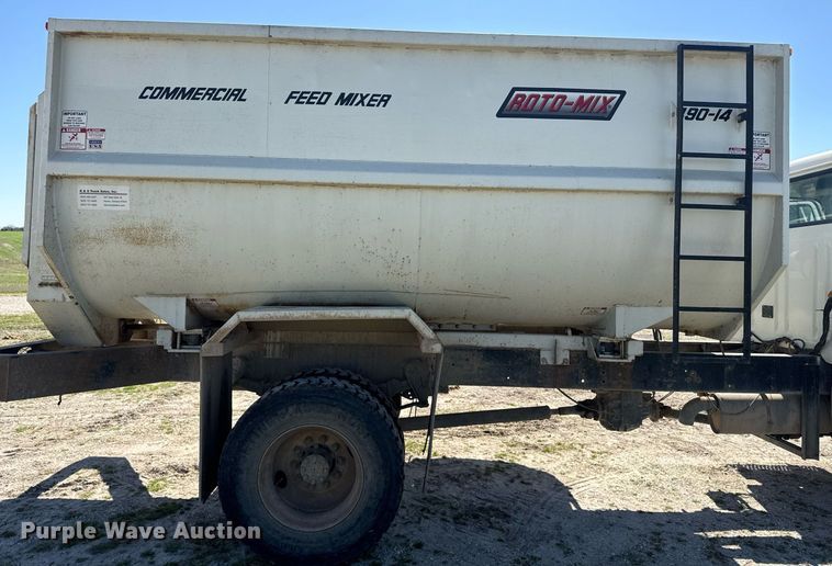 image for item DE2152 2001 International 4900 feed mixer truck