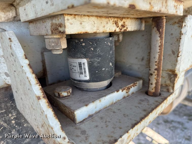 image for item DE2152 2001 International 4900 feed mixer truck