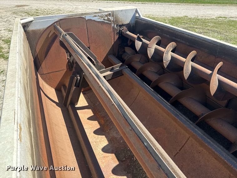 image for item DE2152 2001 International 4900 feed mixer truck