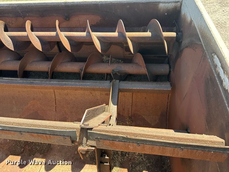 image for item DE2152 2001 International 4900 feed mixer truck