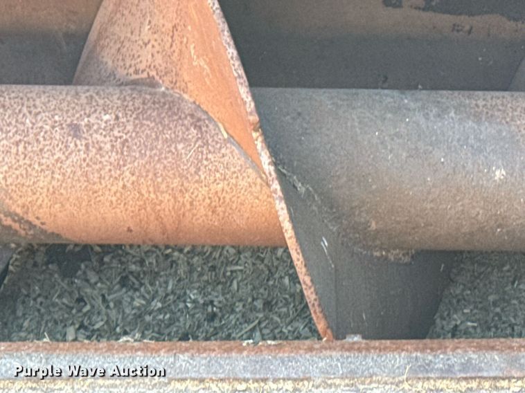 image for item DE2152 2001 International 4900 feed mixer truck