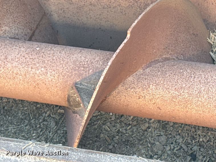 image for item DE2152 2001 International 4900 feed mixer truck