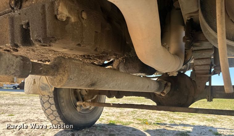 image for item DE2152 2001 International 4900 feed mixer truck