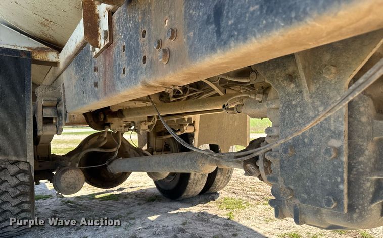 image for item DE2152 2001 International 4900 feed mixer truck