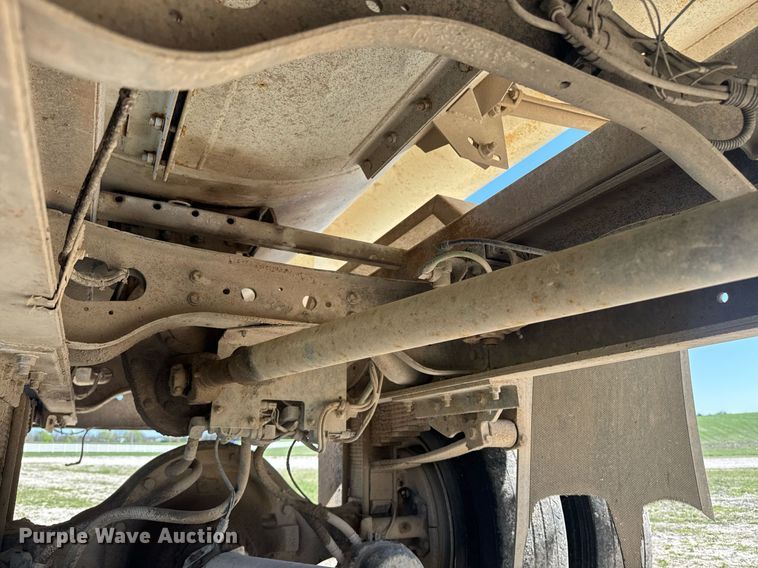 image for item DE2152 2001 International 4900 feed mixer truck