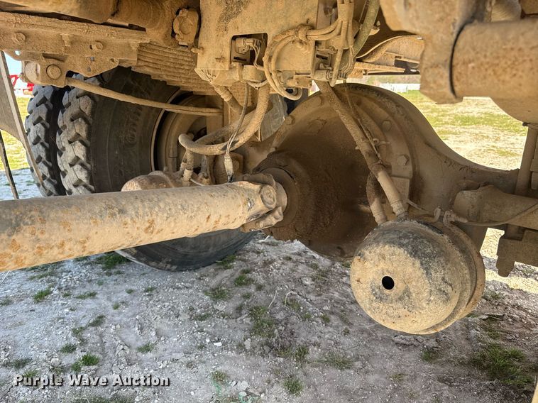 image for item DE2152 2001 International 4900 feed mixer truck