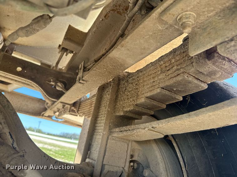 image for item DE2152 2001 International 4900 feed mixer truck