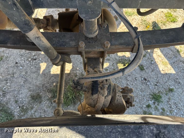 image for item DE2152 2001 International 4900 feed mixer truck