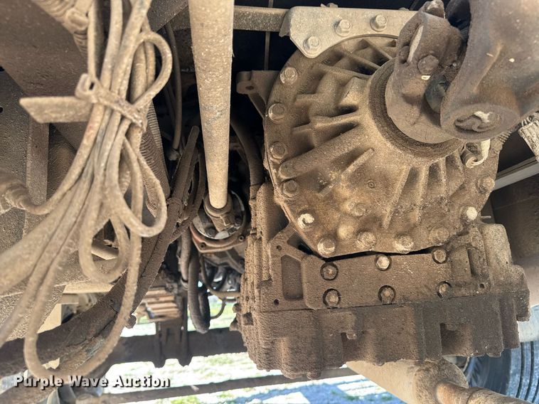 image for item DE2152 2001 International 4900 feed mixer truck