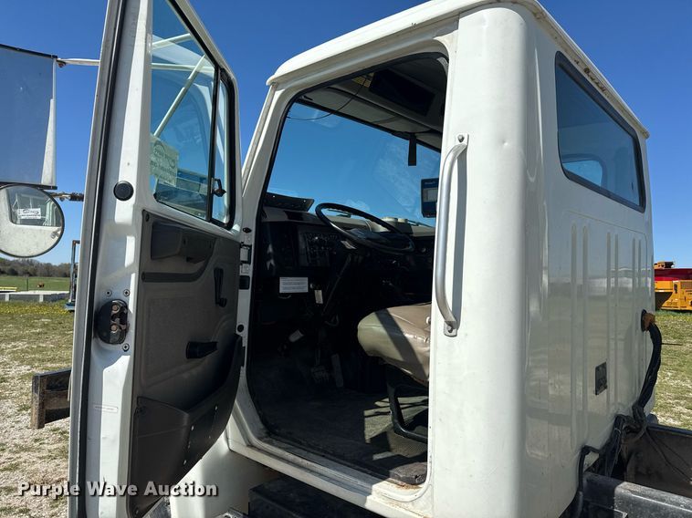 image for item DE2152 2001 International 4900 feed mixer truck