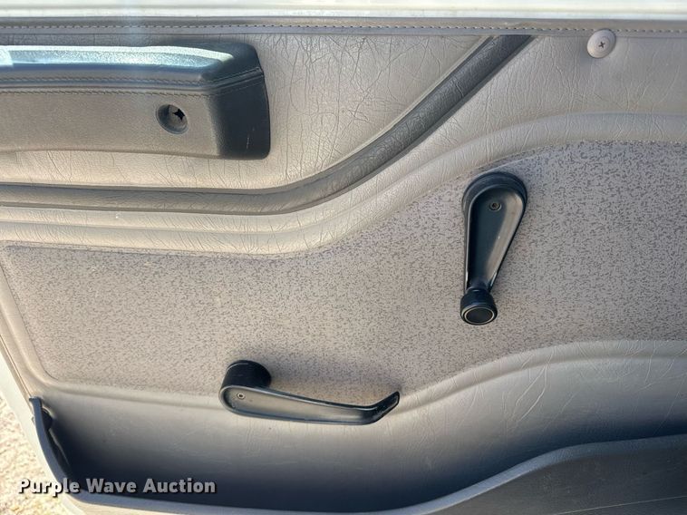 image for item DE2152 2001 International 4900 feed mixer truck