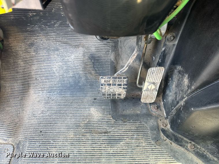 image for item DE2152 2001 International 4900 feed mixer truck