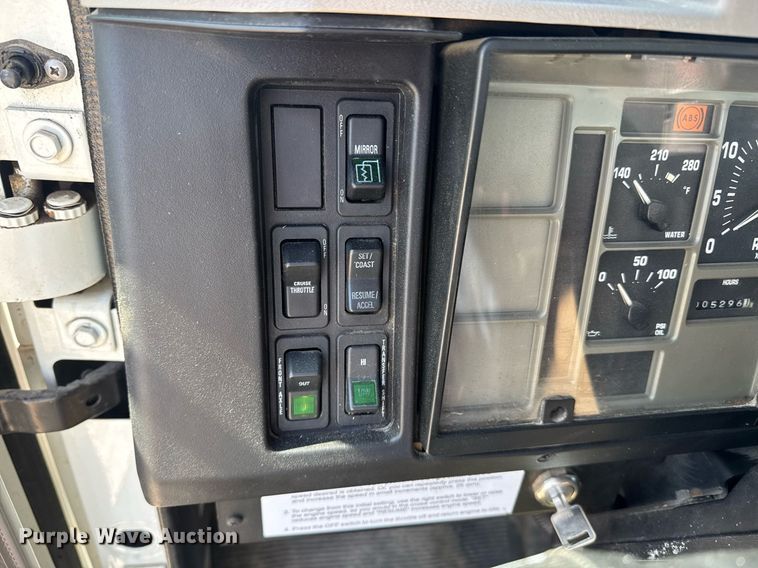 image for item DE2152 2001 International 4900 feed mixer truck