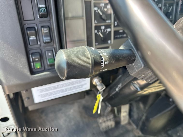 image for item DE2152 2001 International 4900 feed mixer truck