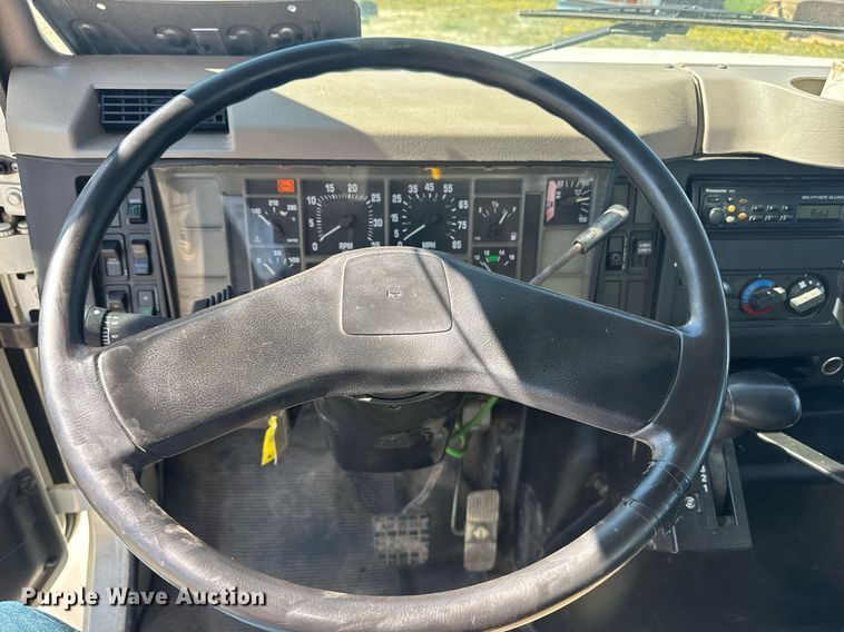 image for item DE2152 2001 International 4900 feed mixer truck