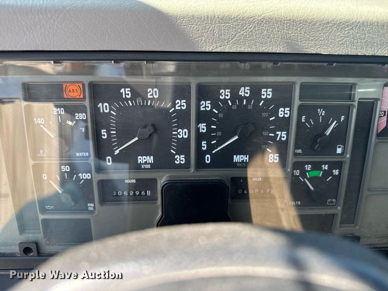 image for item DE2152 2001 International 4900 feed mixer truck