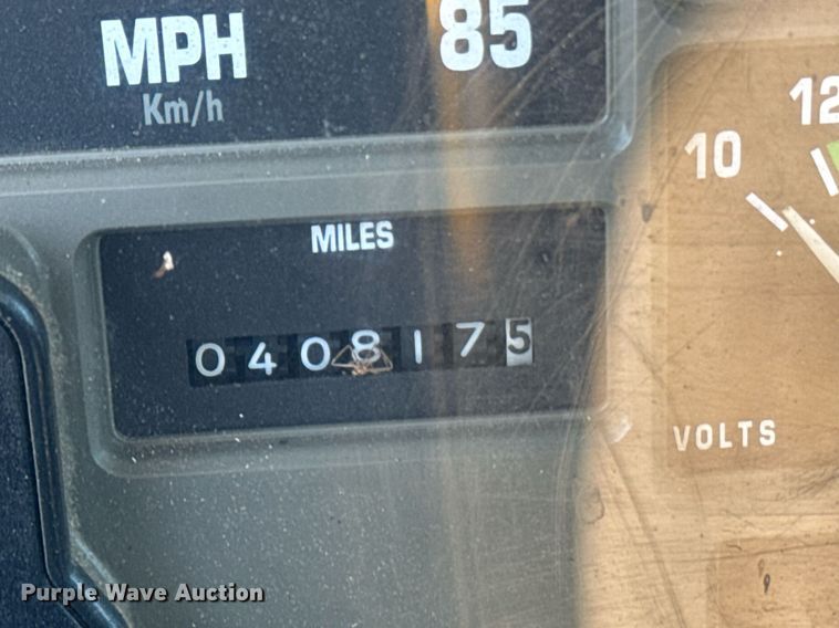 image for item DE2152 2001 International 4900 feed mixer truck